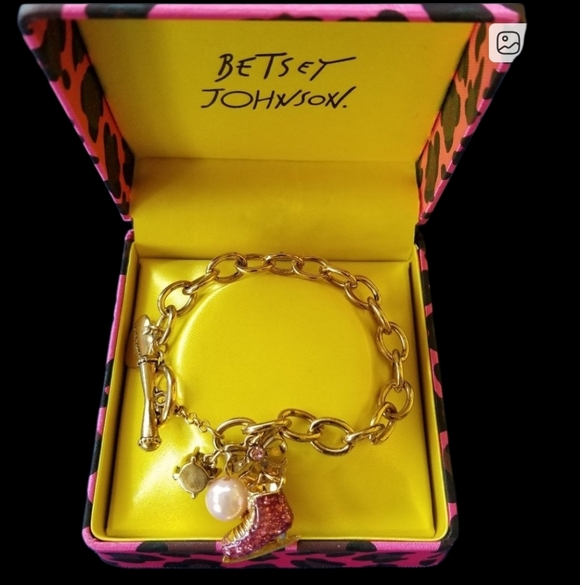 ⛸️🩷Betsey Johnson Ice Skating Winter Charm Bracelet - NWOT / Comes With Box⛸️🩷 - Picture 3 of 5